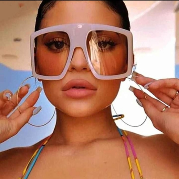 New!!!! Sunset in oversized sunglasses - Picture 3 of 3